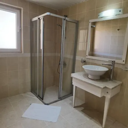 Bitur Park E5 3-bedroom With Shared Pool & Apartment